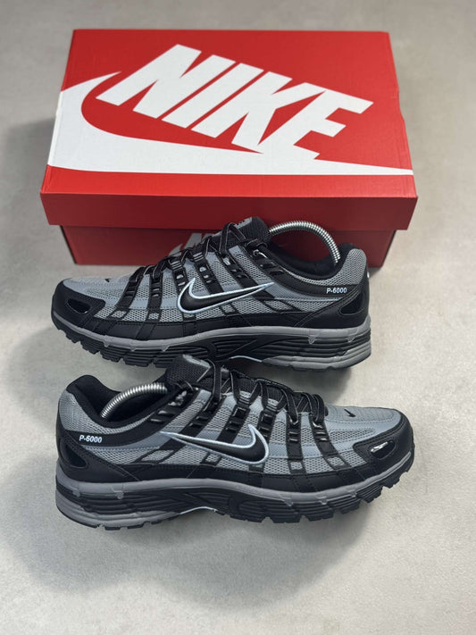NIKE P-6000 - COOL GREY