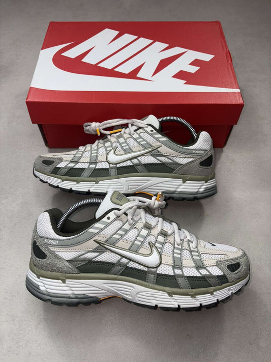 NIKE P6000 - CARGO KHAKI