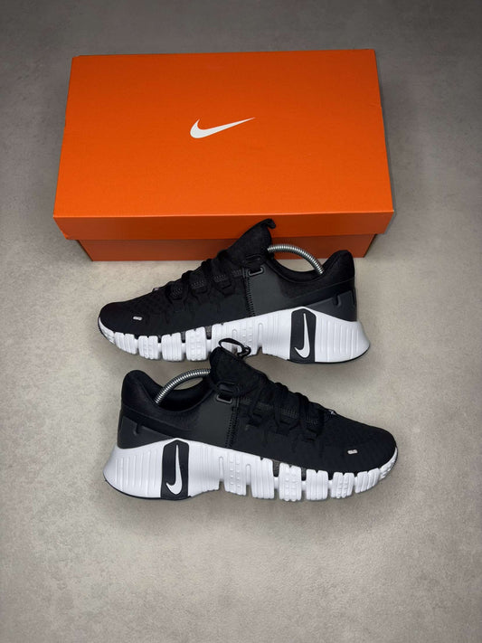 NIKE METCON 5 - BLACK & WHITE (NO BOX LID)