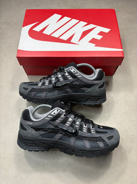 NIKE P6000 SE - ANTHRACITE / BLACK CHROME