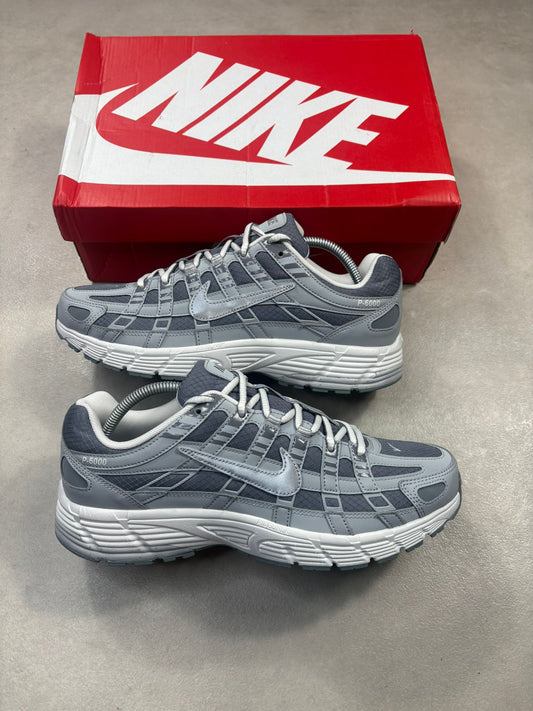 NIKE P6000 SE - SMOKE GREY / METALLIC SILVER