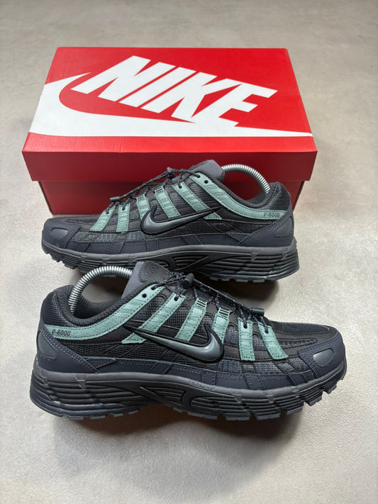 NIKE P6000 - ANTHRACITE / IRON GREY